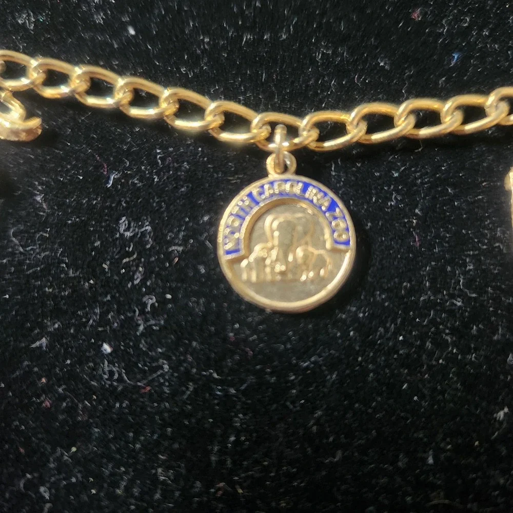 Vintage North Carolina Zoo Gold Tone Animal Charm Bracelet Giraffe Elephant Bear